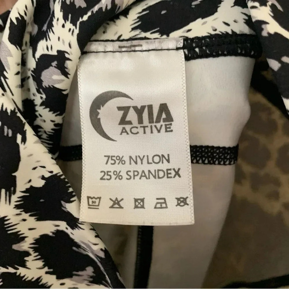Zyia Active Black White Snow Leopard Print Brilliant Pocket Workout Leggings - Picture 12 of 12